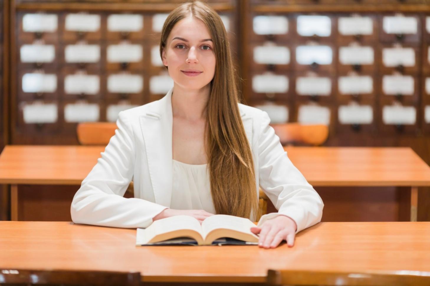 Vue d'ensemble d'une session collaborative de planification financière avec documents et outils de travail