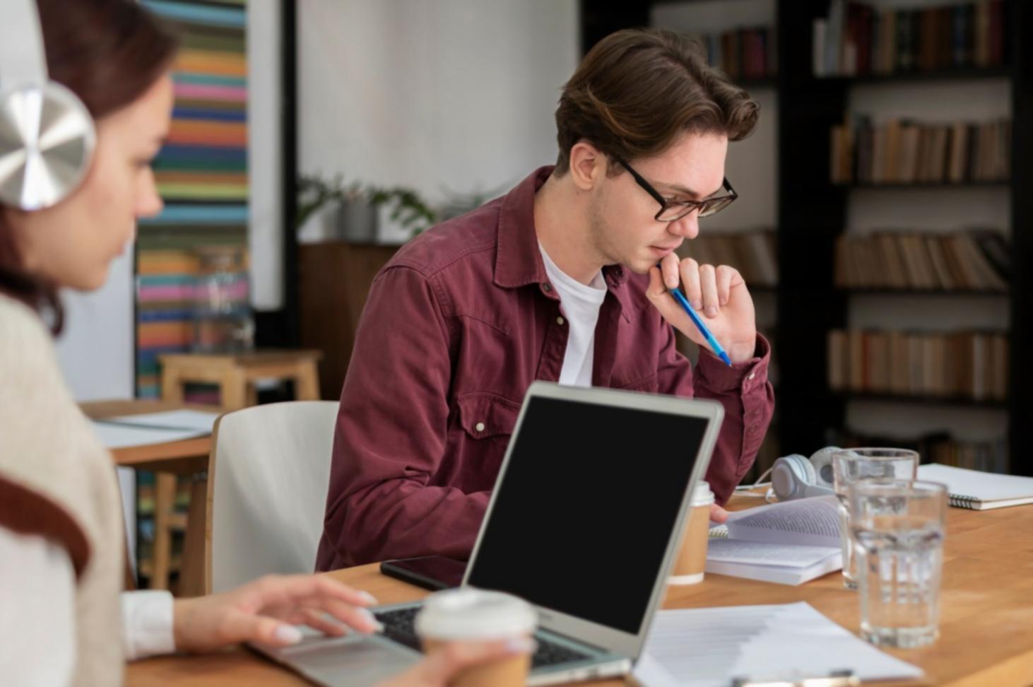 Équipe en session de brainstorming créatif